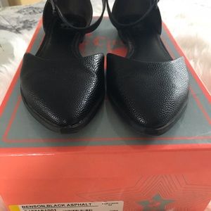 Women’s Strappy Flats